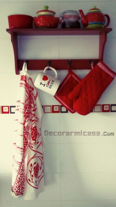 Decoración con tarros y una balda en tonos rojos