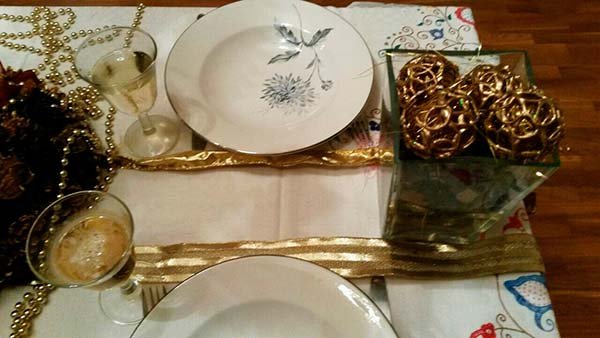 Decorar la mesa del comedor para navidad con dorado