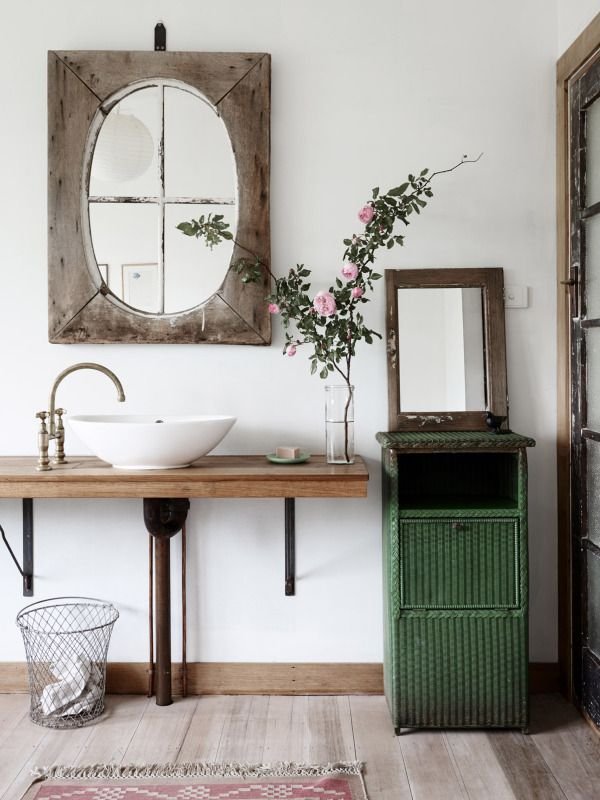 Baño con madera y verde