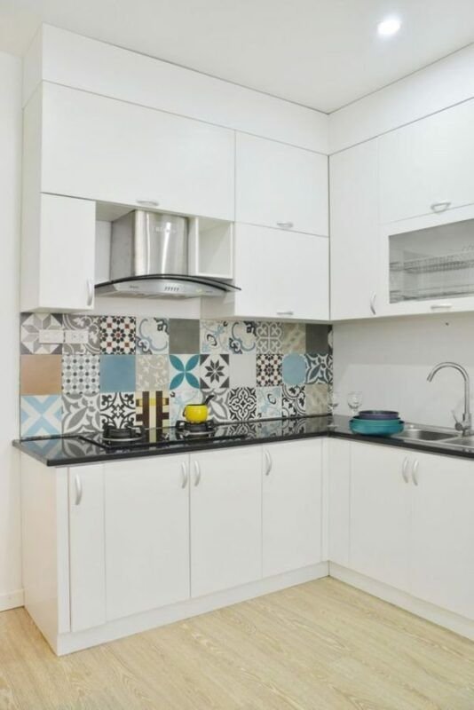 Toques de color en una cocina blanca