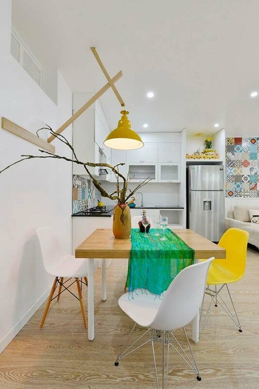 Comedor con sillas desiguales