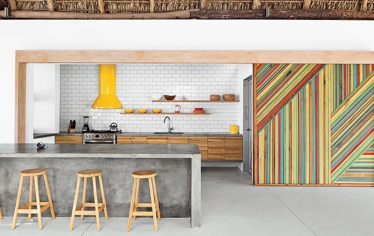 Cocina con cemento pulido, azulejos y mostaza