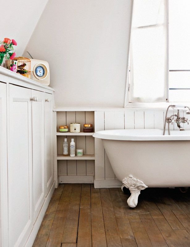 Un baño en blanco y madera