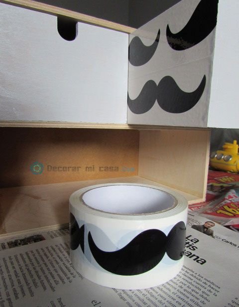 DIY cajonera con papel pintado de bigotes