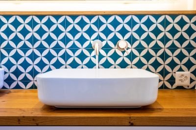 6 ideas para añadir color a un cuarto de baño moderno