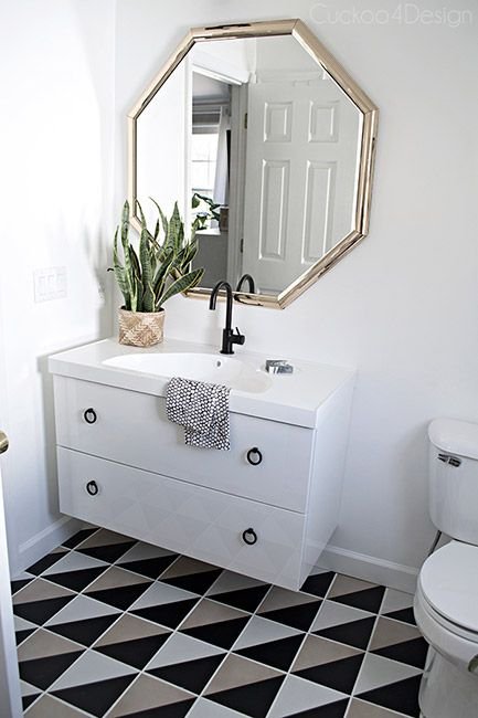 Baño tras cambiar el suelo con pegatinas DIY barato y sencillo