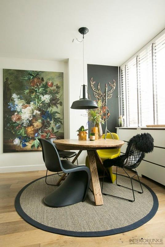 Mesa de centro redonda con plantas decorativas