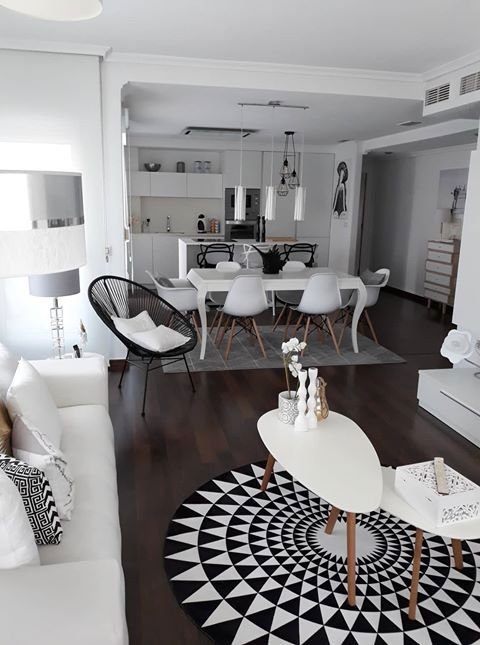 Casa real en blanco y negro