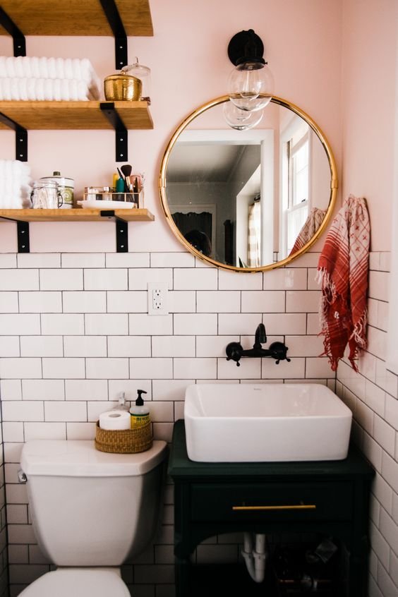 baño en blanco negro y dorado