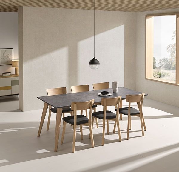 Comedor minimalista con mesa extensible