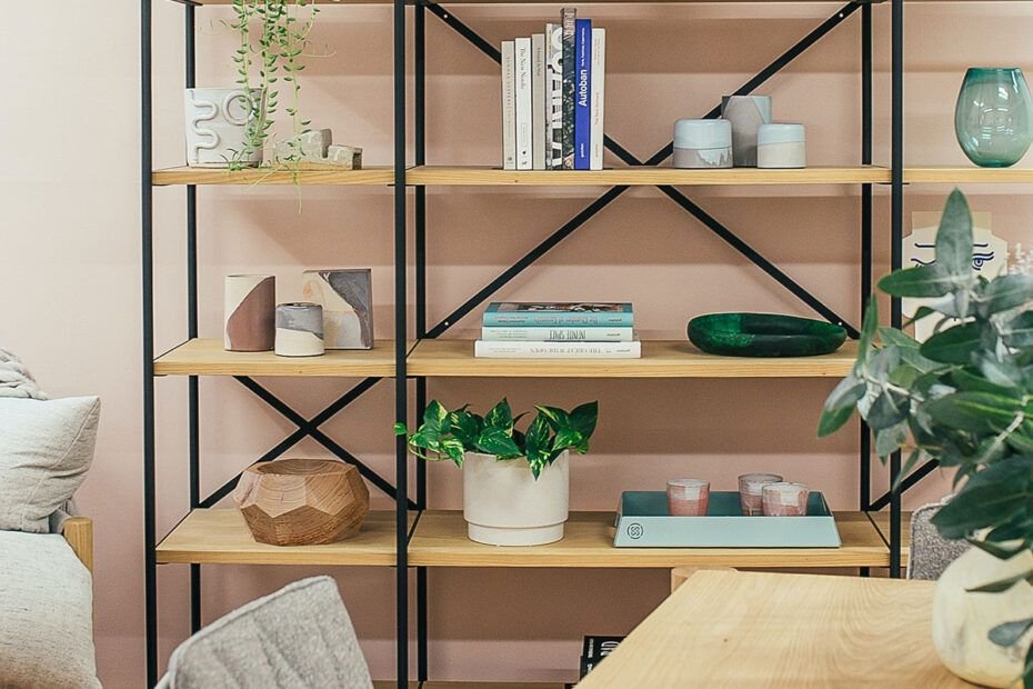 Ideas para decorar con estanterías metálicas