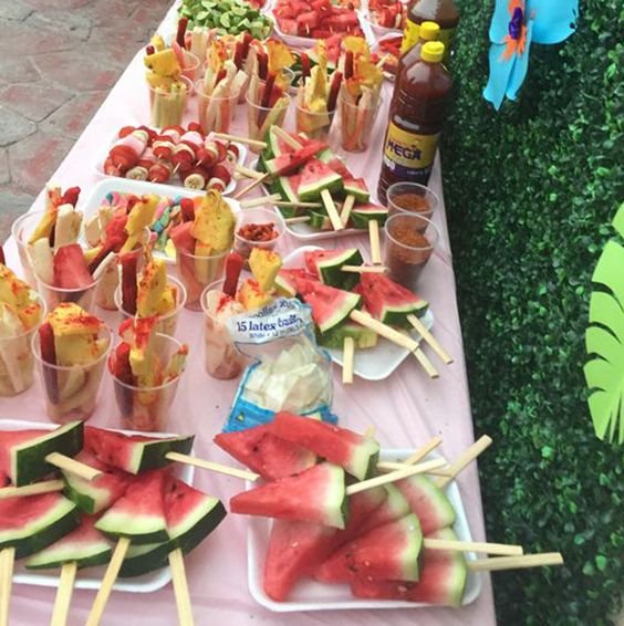 Comida para fiesta en la piscina