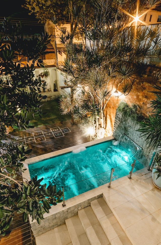 Cómo iluminar la piscina