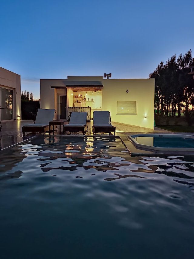 Decorar piscina en jardín