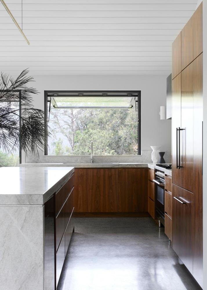 cocina abierta con cemento pulido y madera